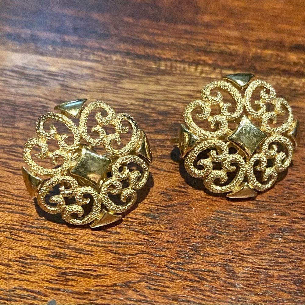 Vintage Avon Precious Pretenders Clip on Earrings